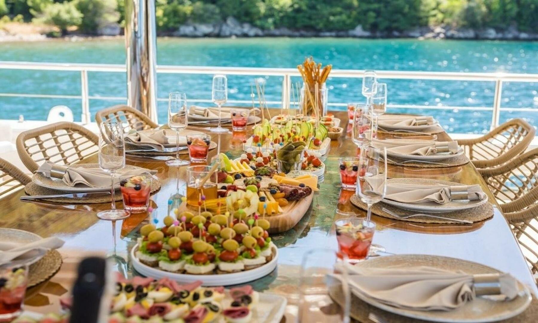 Motor Yachts – Motor Yachts