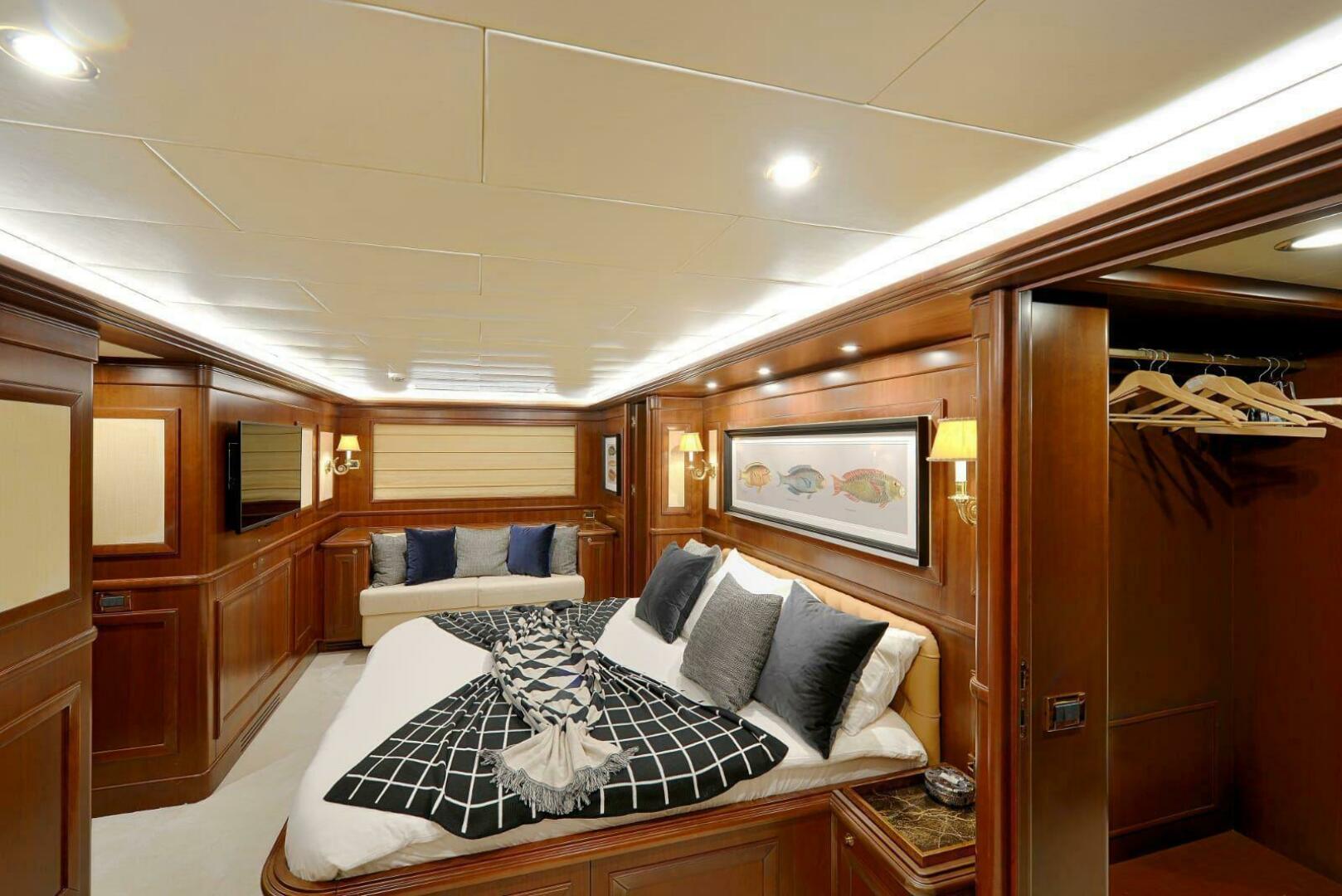 Custom Line Navetta 30 – JARELA
