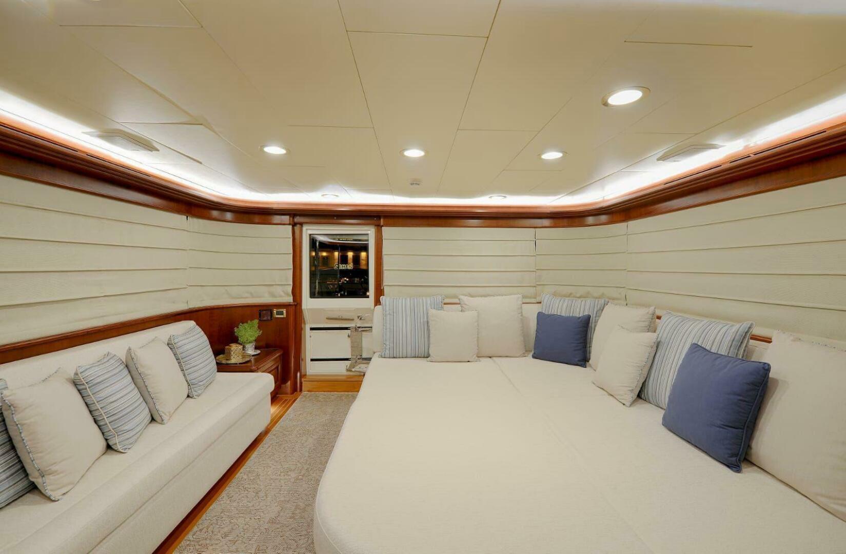 Custom Line Navetta 30 – JARELA