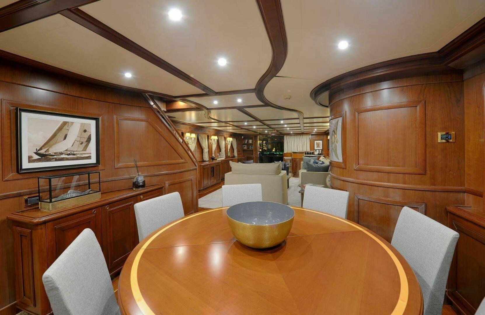 Custom Line Navetta 30 – JARELA