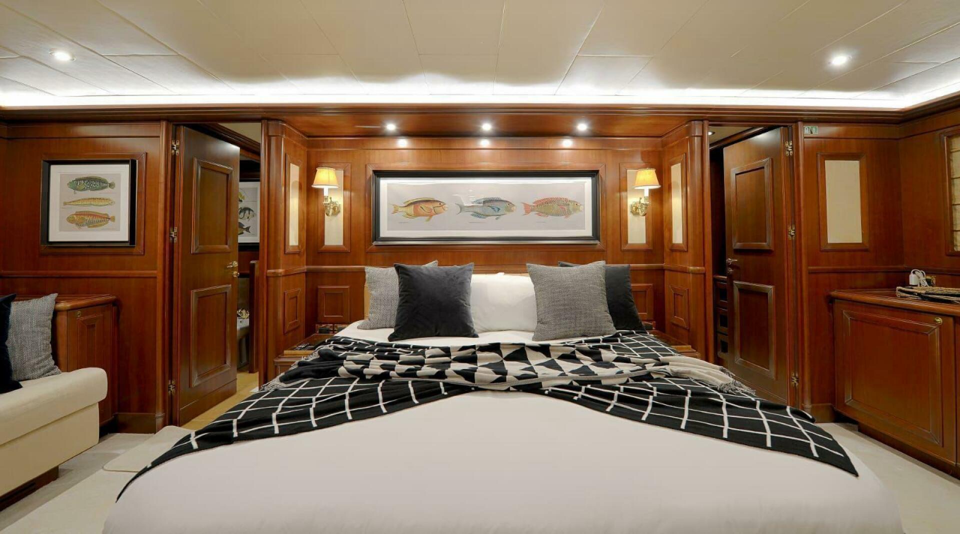 Custom Line Navetta 30 – JARELA