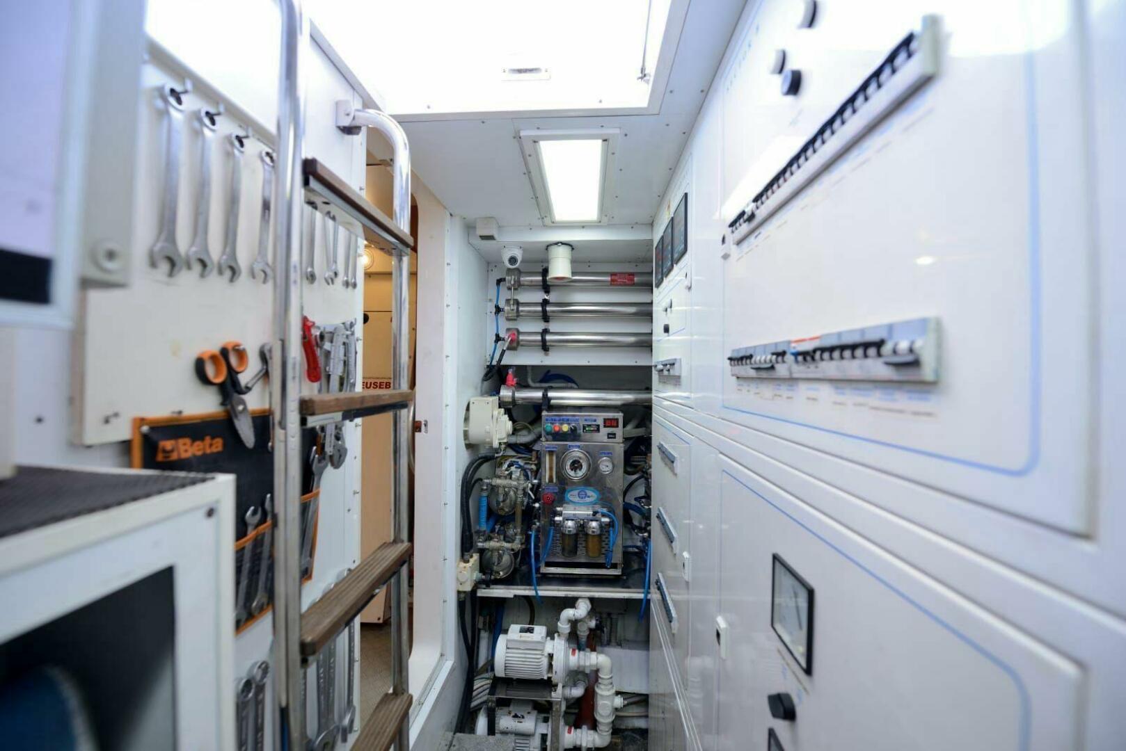 Custom Line Navetta 30 – JARELA